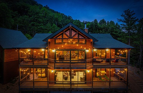 Townsend Cabin | Luxury Cabin with Epic Mountain Views Hot Tub 10 Min to Cades Cove