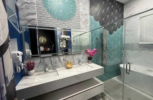 Loughman House | Luxury Castle in Davenport with Pool & Game Room