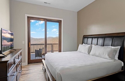 Sylva Condo | Luxury Condo, King Suite, Amazing View, Peace, and Hiking!