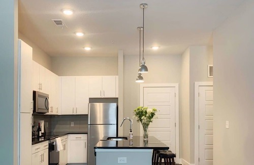 San Marco Apartment | ★ Luxury Downtown ★ 1BDR APT Convenient Location to DT + Town Center
