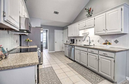 Hinesville House | LUXURY GETAWAY, 4 BR, 2.5 BATH, NEAR FT. STEWART
