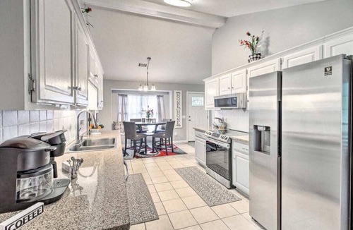 Hinesville House | LUXURY GETAWAY, 4 BR, 2.5 BATH, NEAR FT. STEWART