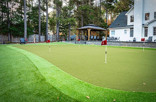 Southern Pines House | Luxury Golf Retreat - Simulator & Short Game Setup