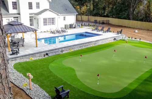 Southern Pines House | Luxury Golf Retreat - Simulator & Short Game Setup