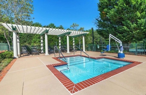 Berkeley Apartment | Luxury Grand Vacation Stay in Gorgeous Willamsburg