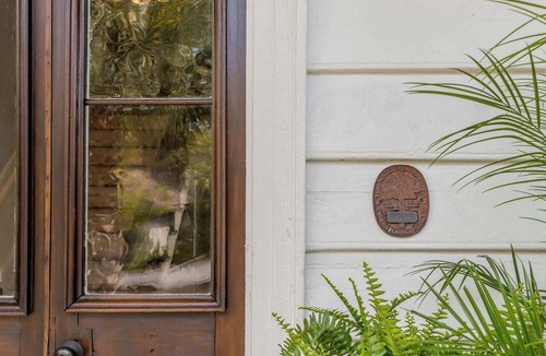The Old Commons House | Luxury King Suite w. Marble Bath at Historic B&B