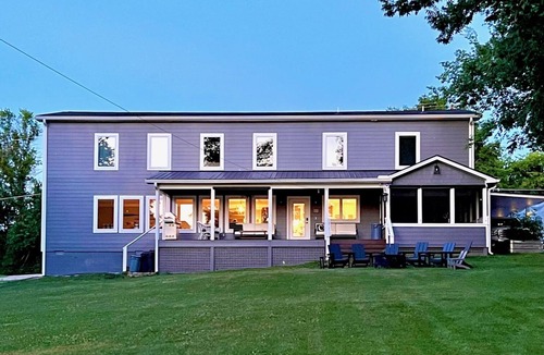 Gallatin House | Luxury Lakefront 30 min to Nashville Kayaks-Firepit-BBQ-PingPong-Foosball