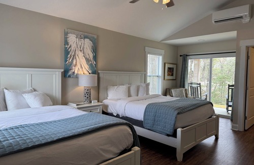 Elizabethtown Resort | Luxury Lodging, Lakefront View , 2 Queen Bed w/Private Bath, Private Patio.