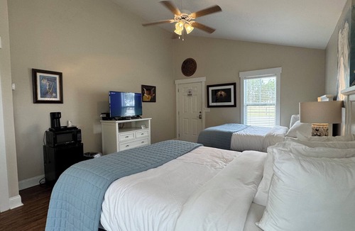 Elizabethtown Resort | Luxury Lodging, Lakefront View , 2 Queen Bed w/Private Bath, Private Patio.