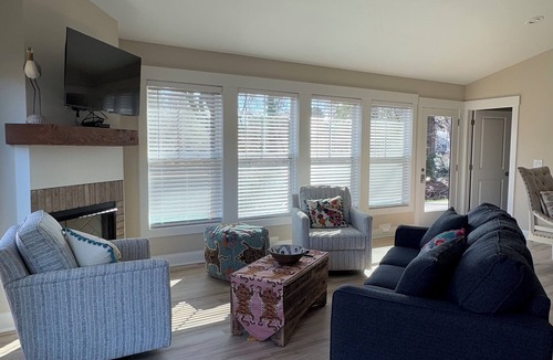 Elizabethtown Resort | Luxury Lodging, Lakefront View, 3-bedroom, 3.5 bath, sleeps 10, wrap-around patio.