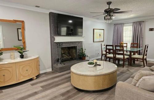 Cordova House | Luxury Pool with King beds Near Shops and Dining