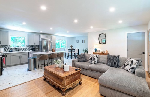 Knoxville House | Luxury Retreat Near UT & Downtown w/Vol Barn + Firepit!