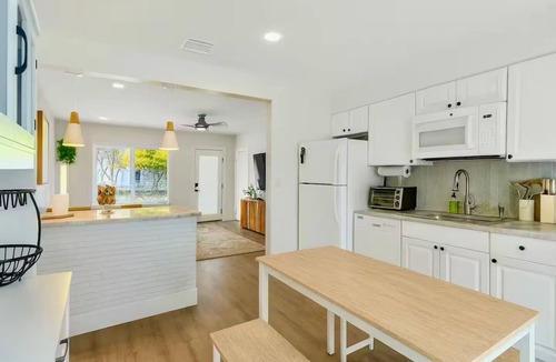 Lake Ridge House | Luxury Retreat near Beach + Olas! Turf, Patio & Grill