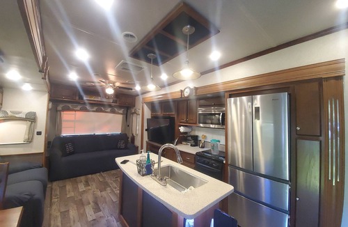 Geneva House | Luxury RV nested in a country setting, Only 9 minutes from Sanford airport!