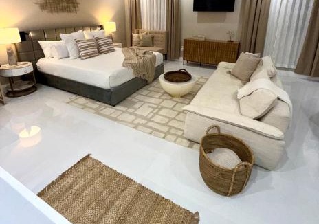 South Bradenton House | LUXURY stay-Heated POOL- Electric Car-8 Miles from AMI