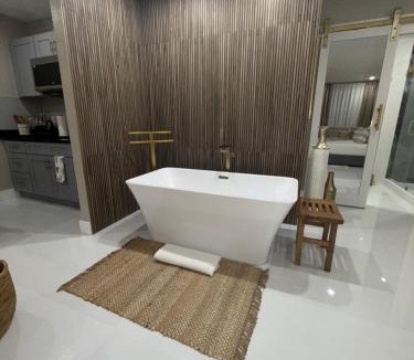South Bradenton House | LUXURY stay-Heated POOL- Electric Car-8 Miles from AMI