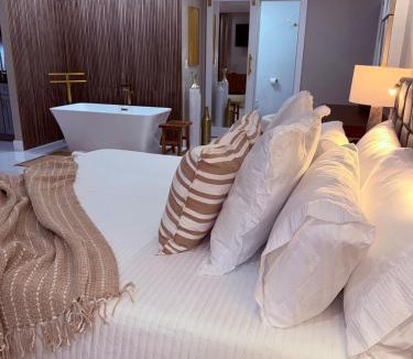 South Bradenton House | LUXURY stay-Heated POOL- Electric Car-8 Miles from AMI