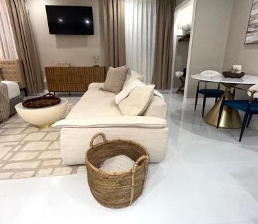South Bradenton House | LUXURY stay-Heated POOL- Electric Car-8 Miles from AMI