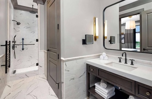 Ansonborough Hotel | Luxury Suite with Modern Design – Steps from South Carolina Aquarium