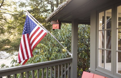 Highlands Cottage | Luxury Treetop Cottage | Artist's Retreat | Walk to Highlands Main St