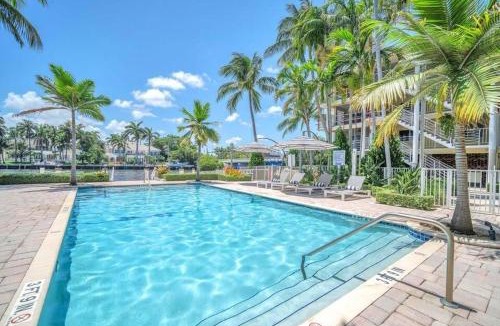 Boca Raton Apartment | Luxury Waterfront Boca with Pool, Hot Tub and Boat Views