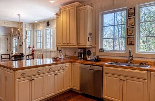 Highlands Cabin | Magazine Worthy. Two Blocks From Main Street.| Sweetwood Cottage