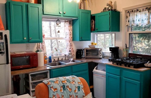 Grubville Cabin | Magical Tree House Rental Nestled in the Woods on Farm Retreat near St. Louis, Missouri