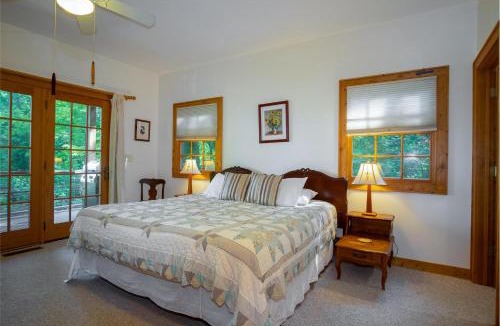 Pisgah Forest House | Mai`s Rock Cabin with view · Mai`s Rock Cabin with view