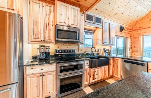 Boomer Cabin | Majestic Oasis - Stunning views, hot tub, fireplace, outdoor fire pit, Wi-Fi