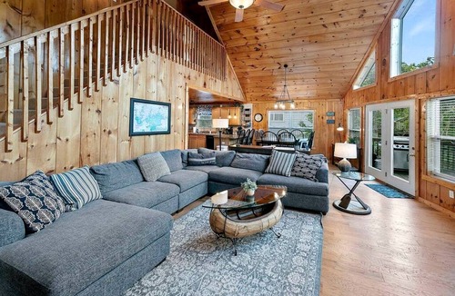 Flat Hollow Marina Cabin | Majestic Waterfront Tennessee Cabin with a Hot Tub at Norris Lake