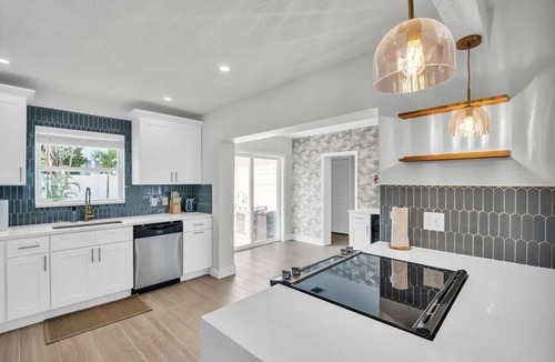 Bay Esplanade House | Marie's Oasis‐4 min walk to sandy white beaches!