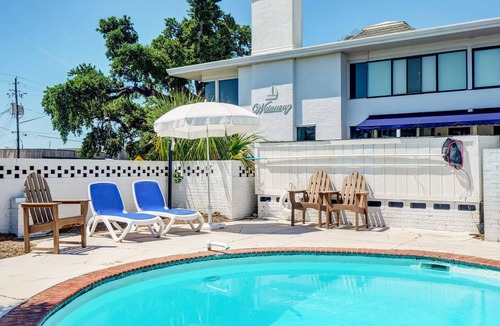 Airlie Condo | Marina Magic: Poolside Comfort & Cuisine!