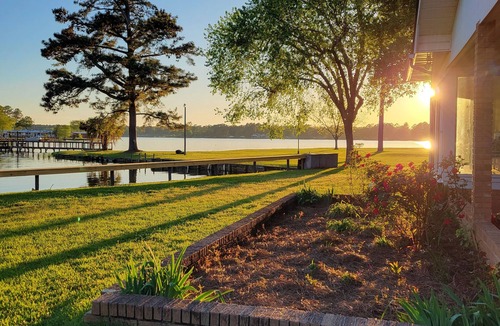 Manning House | Mary's Place​ -A waterfront home on Lake Marion