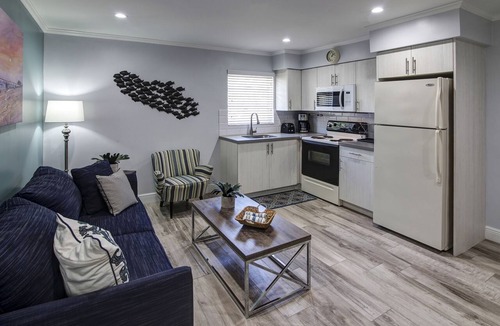 Hollywood Hills Hotel | May-Dee Suites