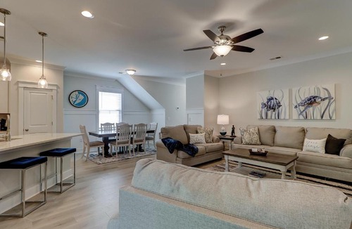Hilton Head Island House | MBR King & 4 Queens Huge Living Room Covered Porch Bikes & Beach Gear included