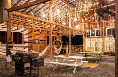 Newport Apartment | Meadow View Romantic Nature Stay w Barn, Outdoor Tub and Sauna
