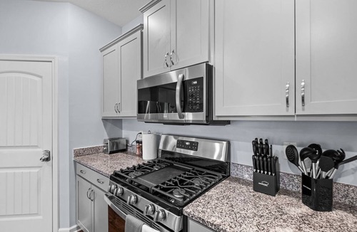 Southaven House | Memphis-Inspired 4BR Home w/Fireplace+Fast Wi-Fi+Close to all major attractions