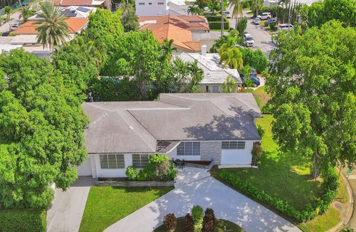 Surfside House | Miami Beach - Spacious 3 bed, 2 bath home, 3 blocks from the beach