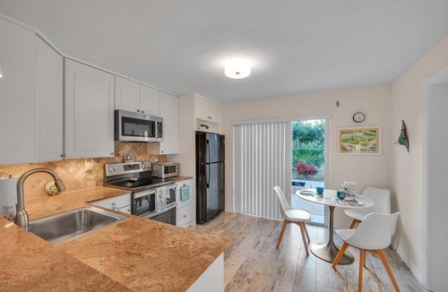 Rio House | Midcentury Modern, Pink Flamingo formerly Rio Retreat, close to pretty beaches!