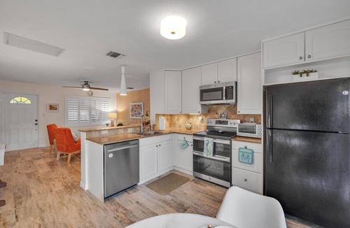 Rio House | Midcentury Modern, Pink Flamingo formerly Rio Retreat, close to pretty beaches!