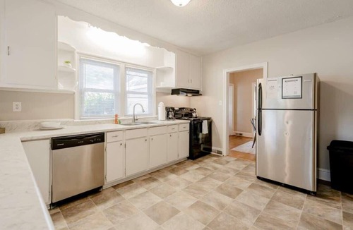 Columbia House | Mins to USC, Hospital, Zoo! Columbia Duet-Unit A