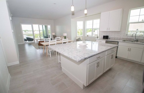 Naples Condo | Minutes from Marco Is; Corner Unit 3BR Condo