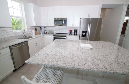 Naples Condo | Minutes from Marco Is; Corner Unit 3BR Condo