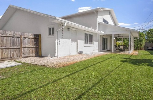 Tropic Palms House | Minutes from the beach and downtown Delray. Great entertaining home on the water