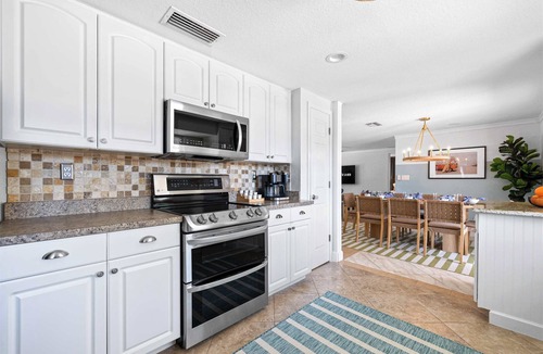 Palma Sola House | Minutes to Anna Maria Island | Pool & Mini Golf