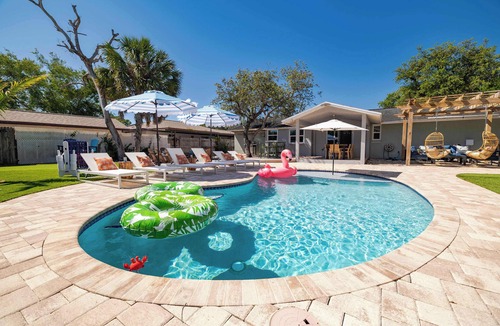 Palma Sola House | Minutes to Anna Maria Island | Pool & Mini Golf