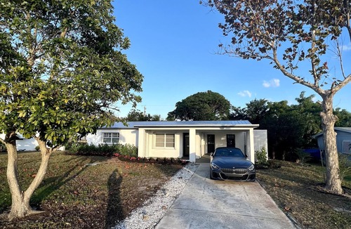 Jensen Beach House | MINUTES TO BEACHES & DOWNTOWN JENSEN BEACH, SLEEPS 4