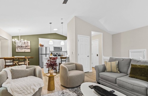 Westminster Cabin | Minutes To Clemson & Lake Hartwell + Hot Tub + Game Lounge + Private Views!