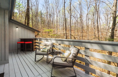 Westminster Cabin | Minutes To Clemson & Lake Hartwell + Hot Tub + Game Lounge + Private Views!