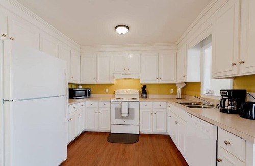Hopkins House | Minutes to Fort Jackson- Stay at the Breeze on Inn